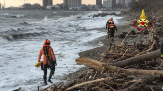 Pesaro - Bloccato tutta la notte al San Bartolo per l’alta marea: recuperato in elicottero